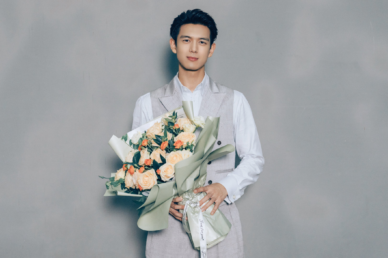 李现长风起杀青捧花照李现杀青捧花照 ​李现《长风起》杀青捧花照！上官诚明也太帅了