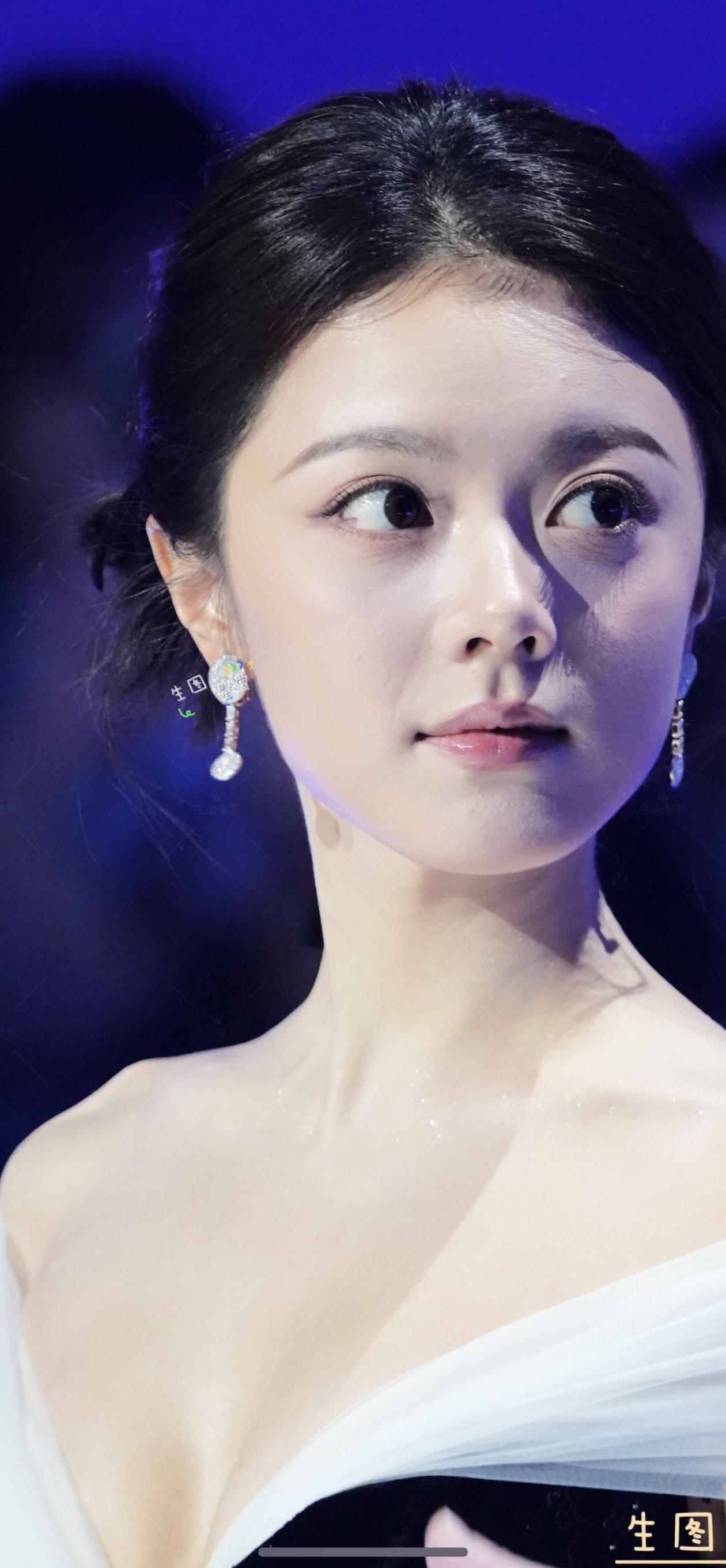 很标致很养眼的麦麦！麦麦在美女如云的人群里仍然鹤立鸡群，美得非常突出