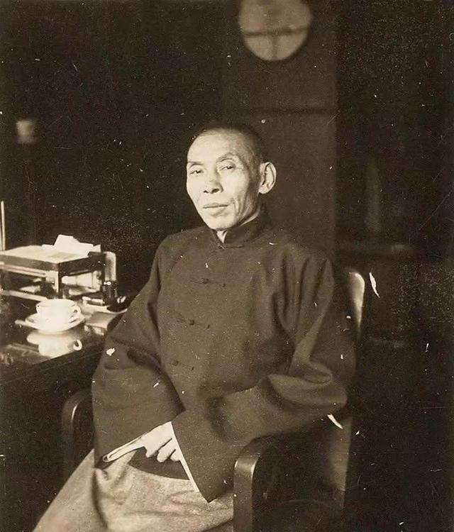 1937年，杜月笙被日本人用枪顶着脑袋，满座宾客都以为他当场要服软——他只说了一