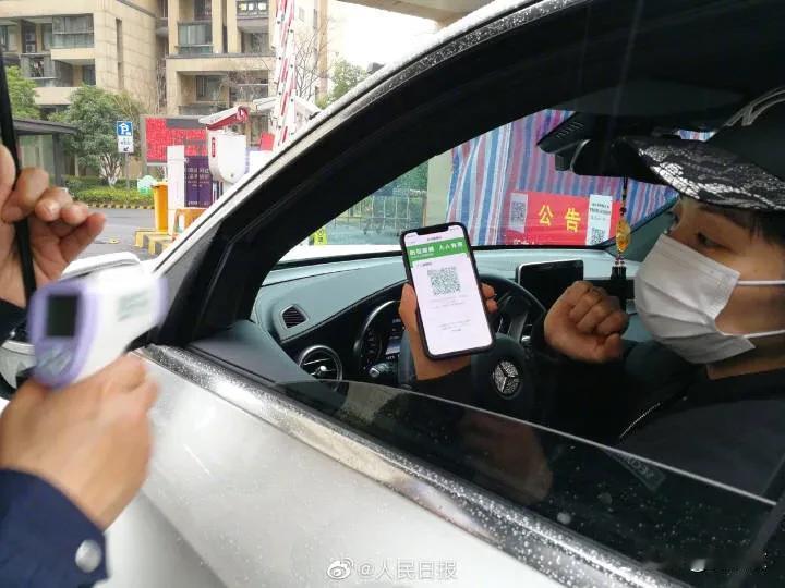 红色、黄色、绿色
第一盏名副其实的三色交通灯于1918年诞生
它保证了交通的有序