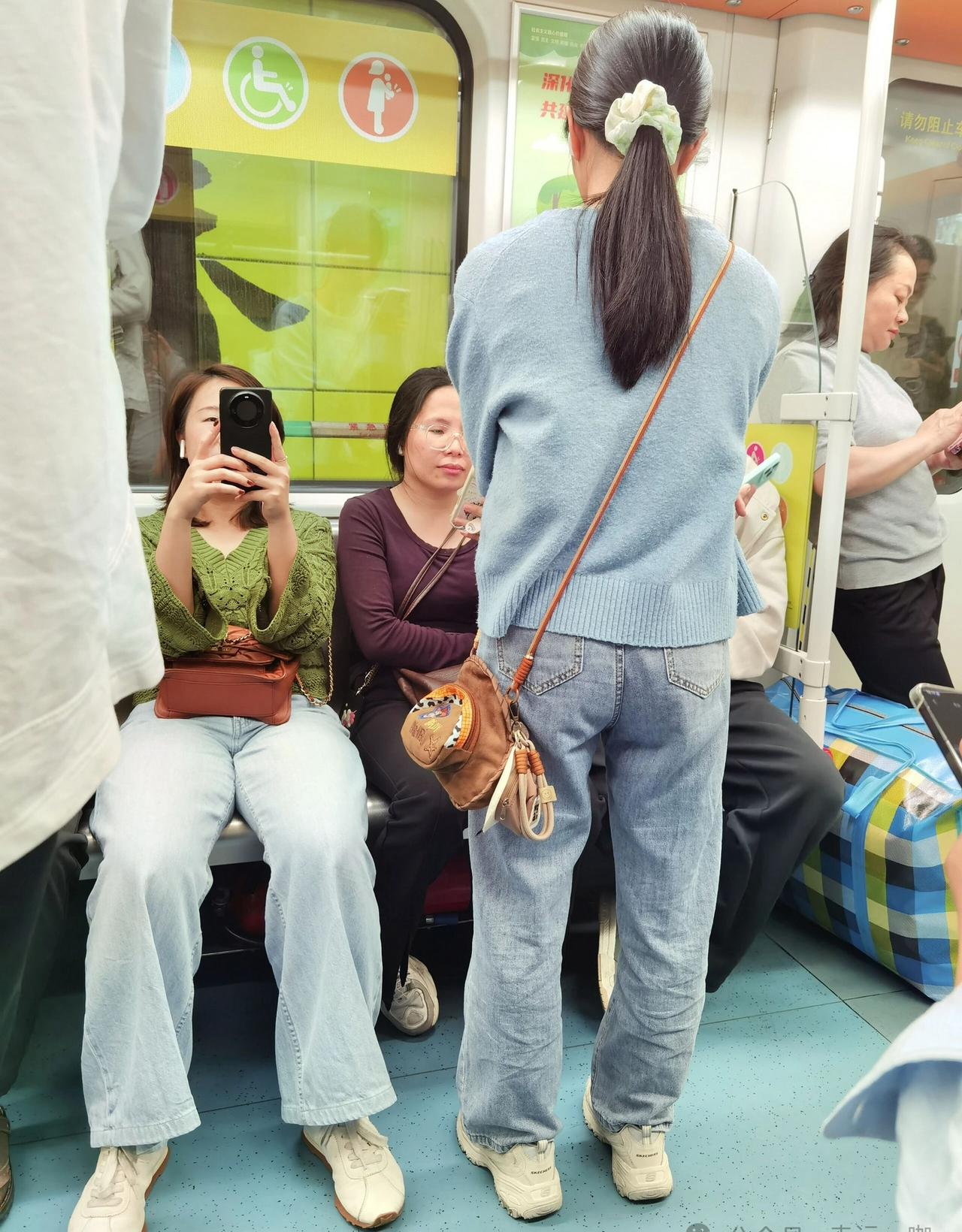 很好奇，女生的小包里都装了啥，个个爱背