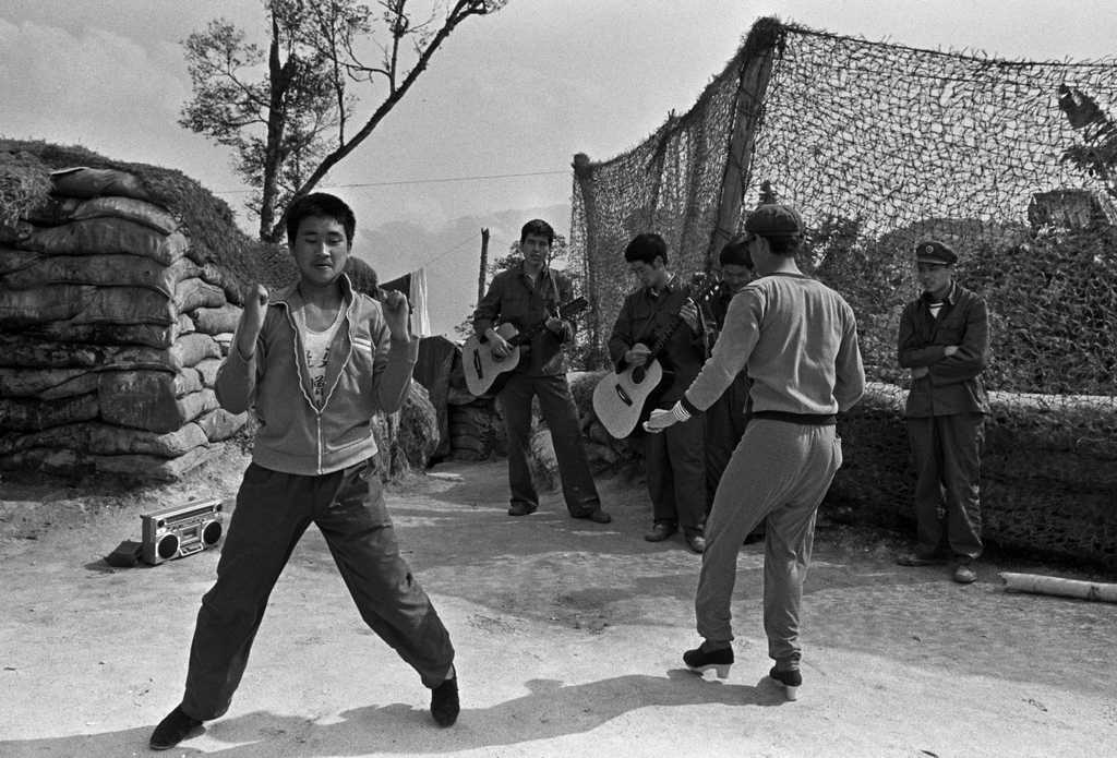 1987年在云南中越边境的老山前线，战士们跳起了迪斯科 摄影师:安哥 