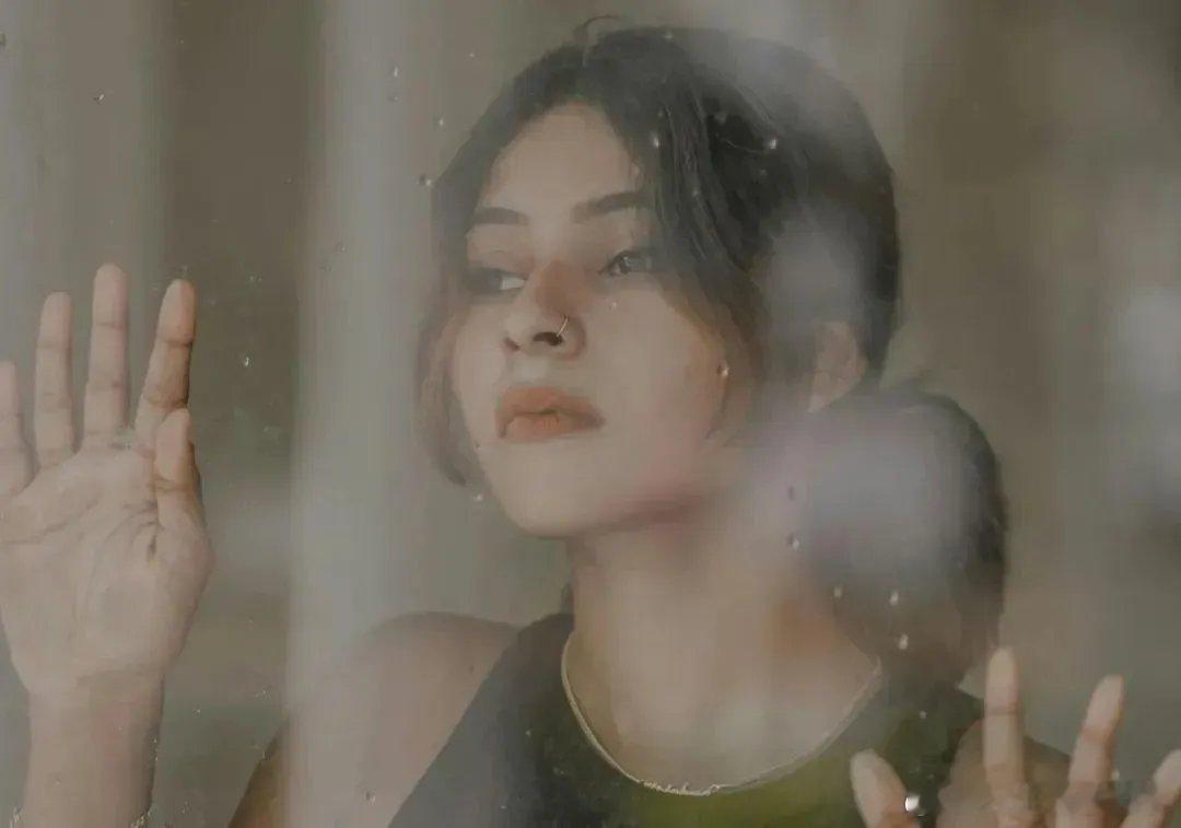 很多人总说生活无趣，在一个无趣的环境里，跟一堆瞧不上的人混日子，真没劲。其实呢，