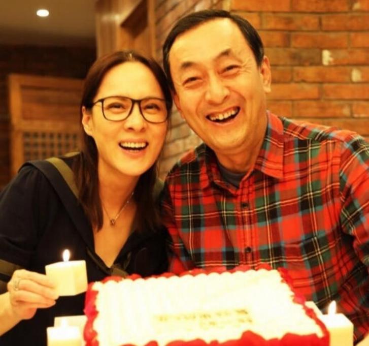 著名演员张谦：娶二婚妻子相伴22年，66岁病逝，妻子对他有愧疚
在光影交织的娱乐