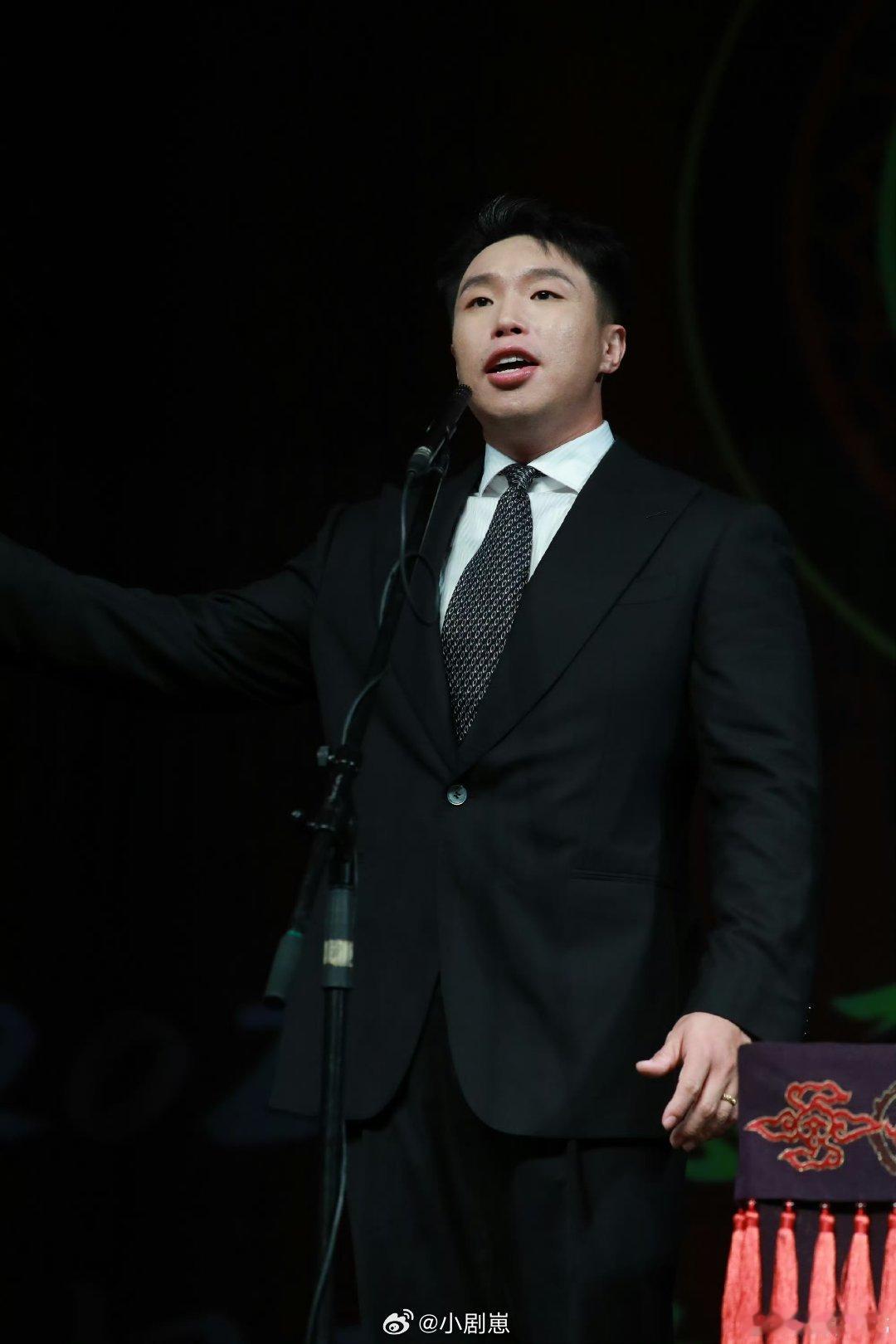 烧饼在低智商犯罪cos贾冰 低智商犯罪烧饼新剧造型神态简直复刻贾冰！憨憨反派又搞