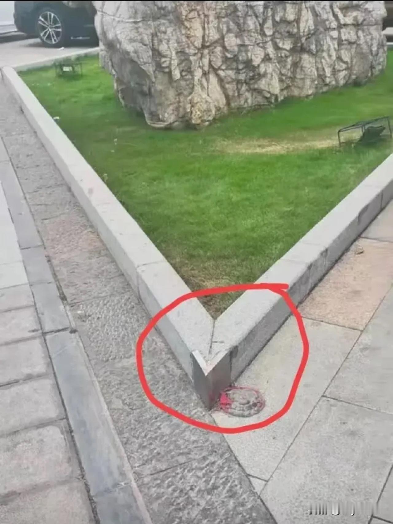 现在阿猫阿狗都可以当设计师了吗？拐弯衔接处用锐角也就算了，还在角上面包一圈不锈钢