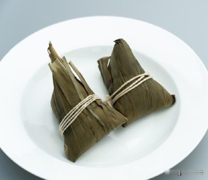 我更喜欢吃甜粽子

其实，我平时很少吃甜食的，特别是人到中年以后，饮食上，更注意