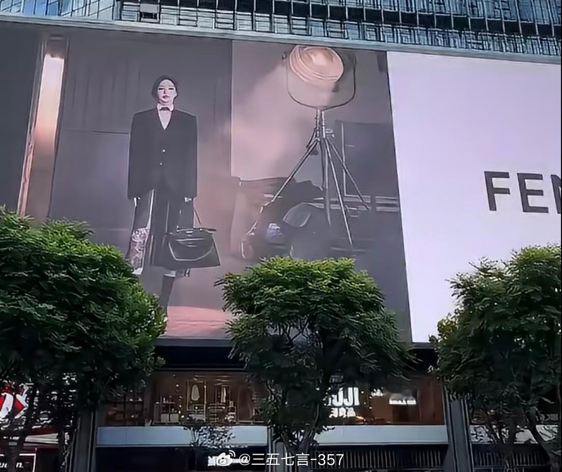 FENDI女帝唐嫣的超大地广终于上线了！ 唐嫣身穿Fendi 2026秋冬系列，