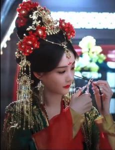 看完书卷一梦想粉李一桐  看《书卷一梦》的时候，宋一梦自刎那幕把我看哭了，李一桐