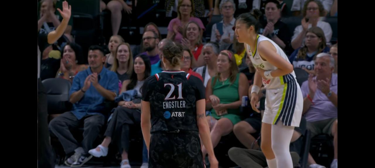WNBA常规赛李月汝被肘击伤退，达拉斯飞翼客场101比97险胜波特兰火焰🔥，小