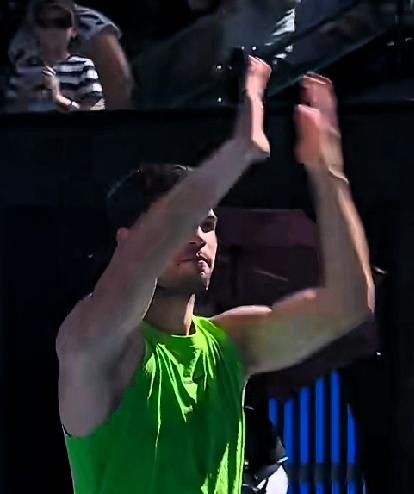 阿尔卡拉斯闯进澳网八强，能突破澳网记录，打入四强吗？
澳网头号种子，西班牙名将阿