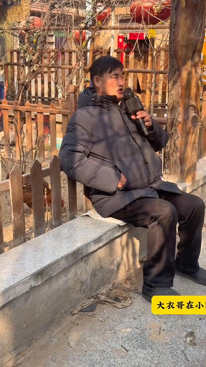 大衣哥在小院里的练歌时刻-《夕阳红》。
最美不过夕阳红，温馨又从容。