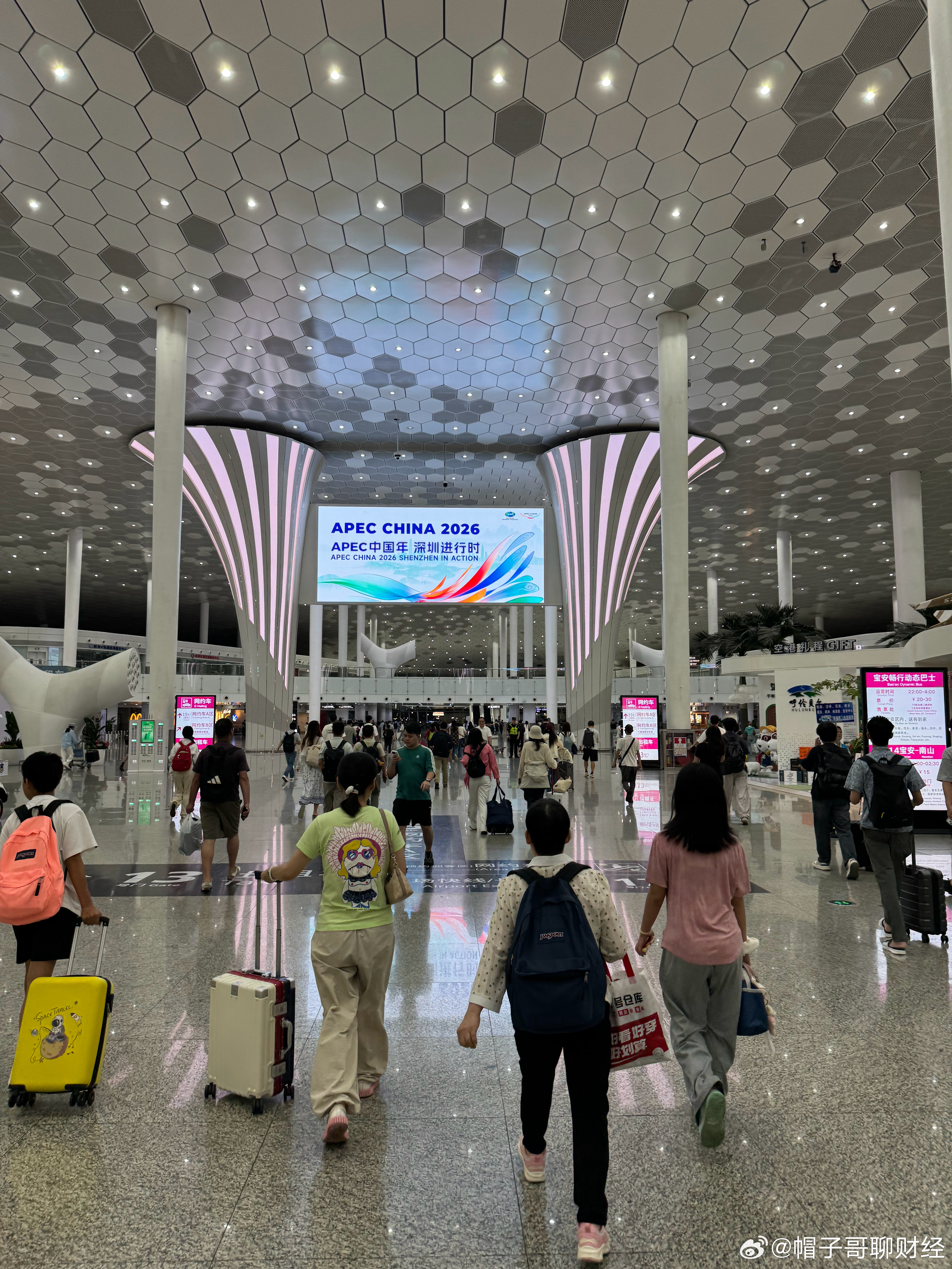 你见过凌晨1点的深圳机场吗？我见过了，好多人 深圳·深圳宝安国际机场