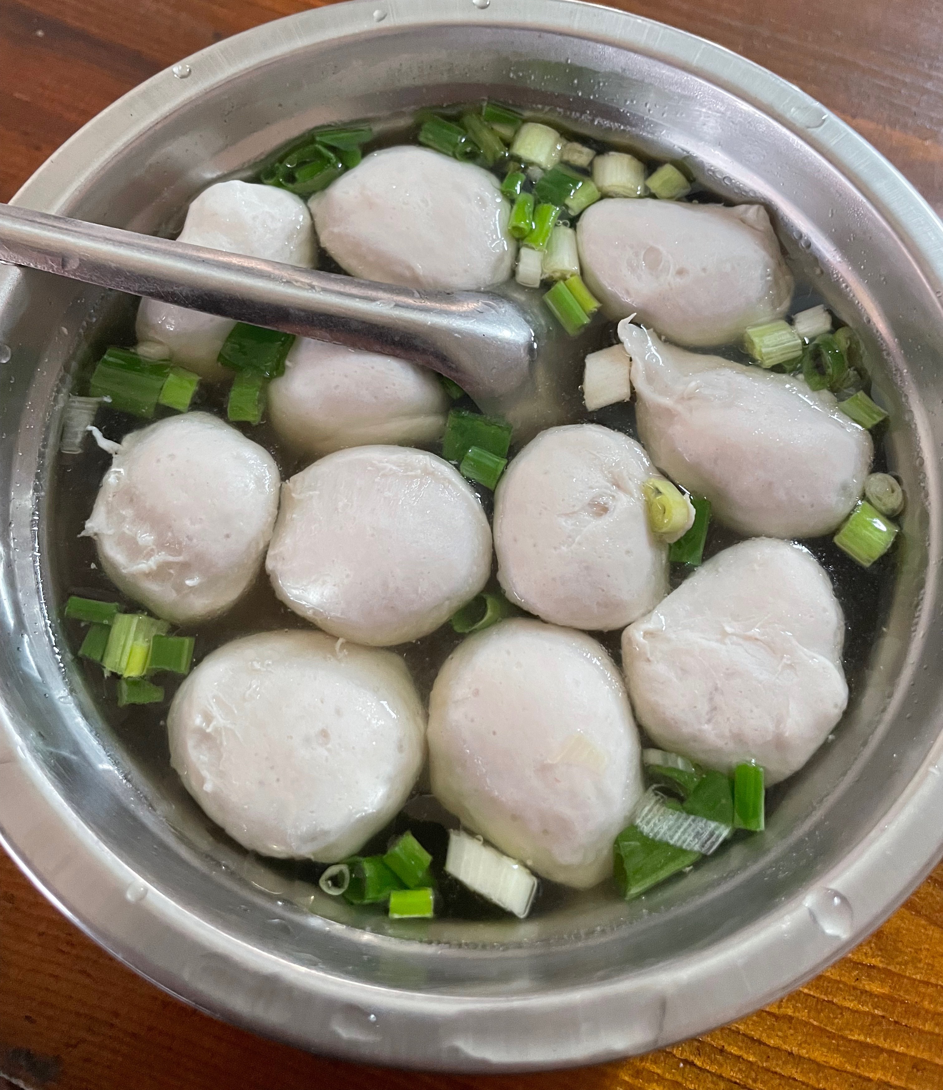 玉林龙安圩肉丸汤玉林龙安肉蛋汤 玉林市兴业县龙安镇圩菜市场5块钱一碗的肉丸汤，味