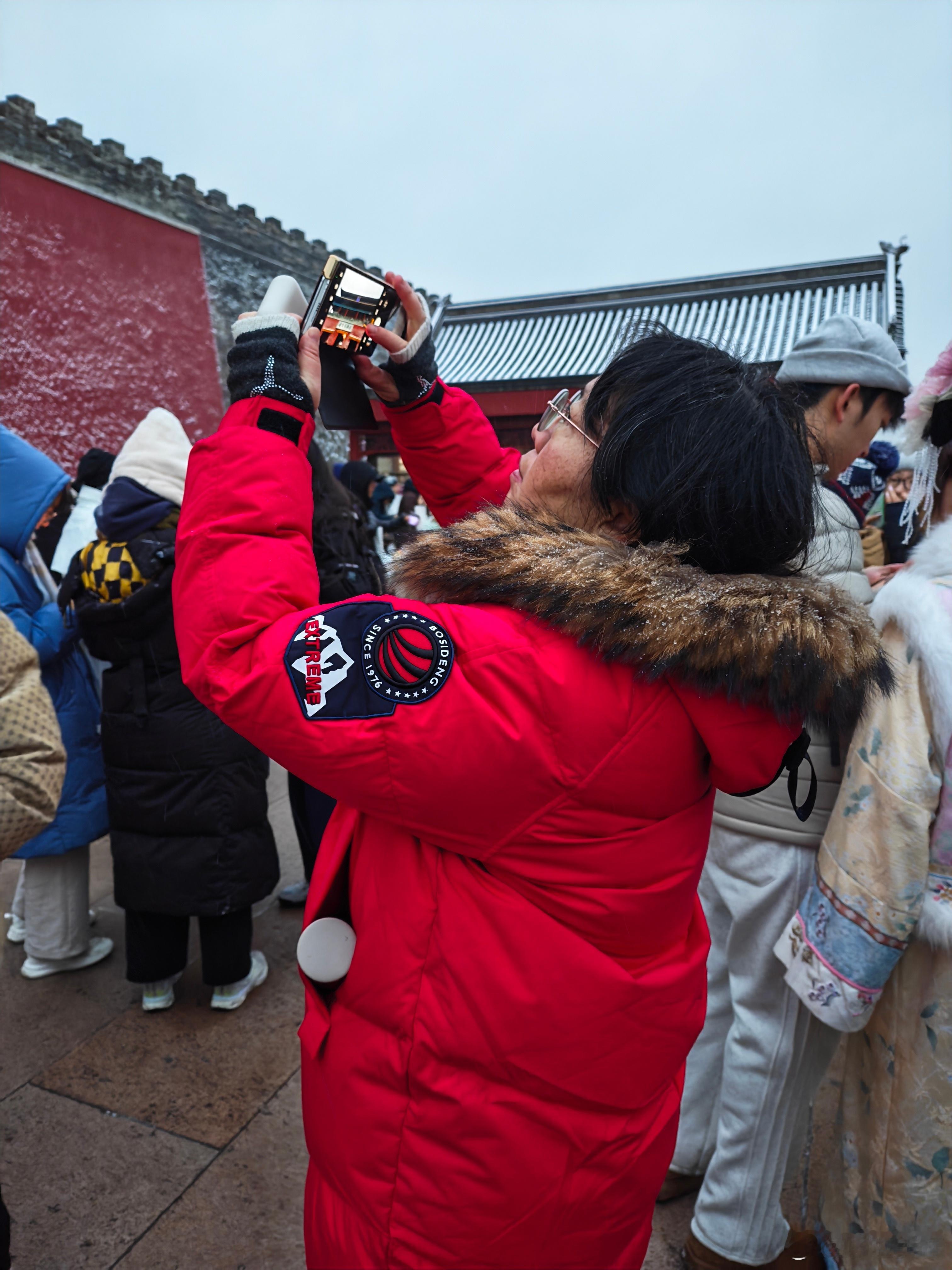 一下雪怎么到处都是波司登一下雪，北京就变成了北平。很幸运抢到了故宫的门票，漫步在