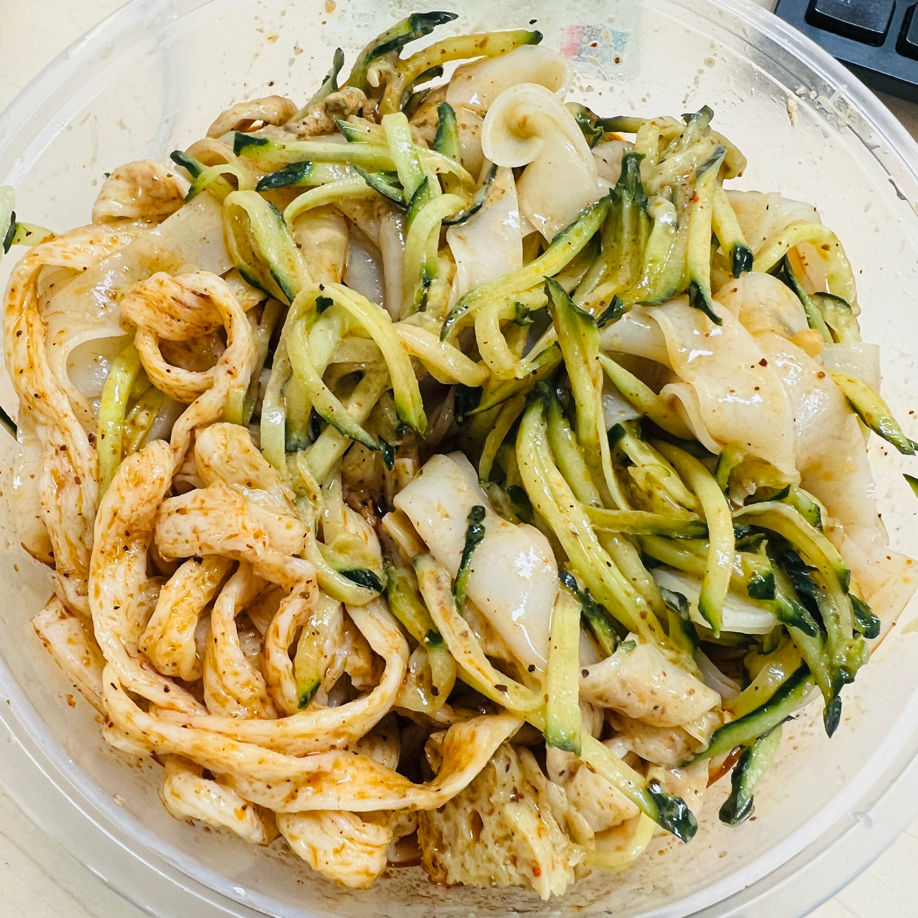 中午点了一份小伙伴强烈推荐的凉皮儿，确实是很好吃，只是为了凑起送加了几份黄瓜结果