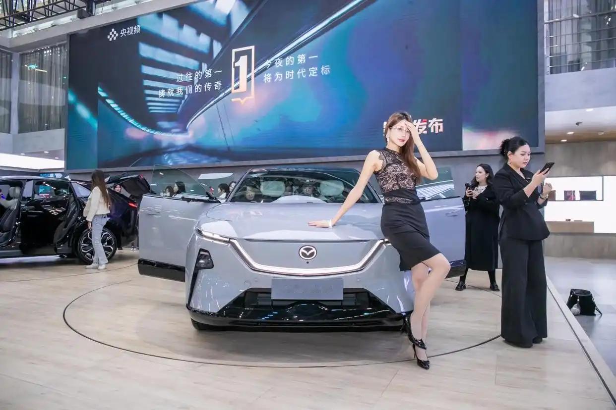 长安马自达在2025年广州国际车展上带来了重磅新能源车型EZ-60和EZ-6，这