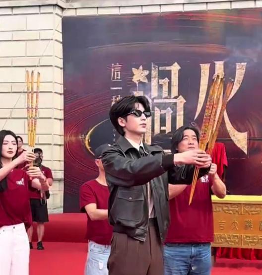 导演强制爱张凌赫开机张凌赫新剧又是强制爱张凌赫民国造型路透 张凌赫新剧造型多变，