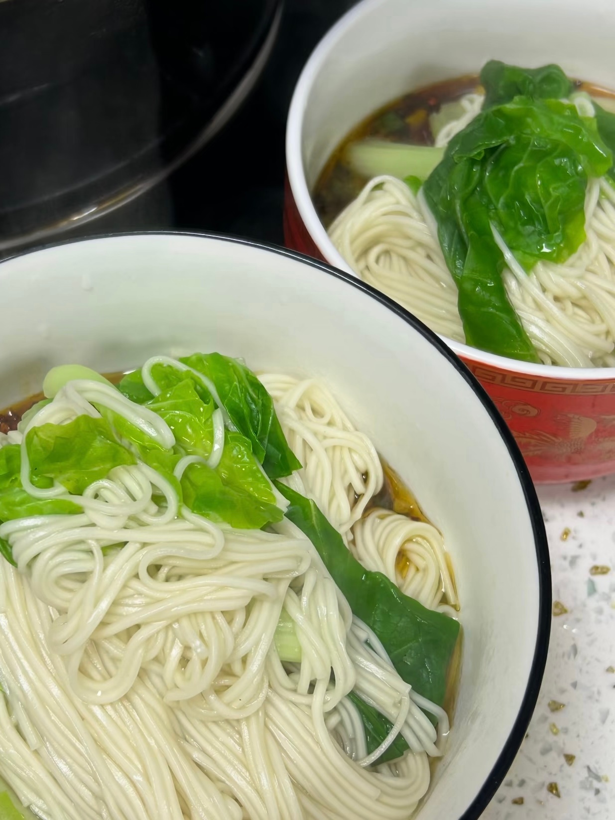 午餐吃个青菜加面条，配个流油咸鸭蛋，美味。简简单单又一餐[哇] ​​​