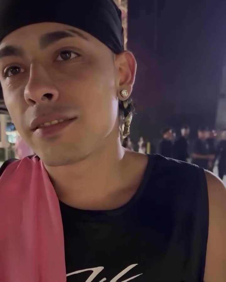 【谁能不喜欢里奥呢😍】阿根廷说唱歌手“Truino”昨天到场观看了里奥的比赛。
