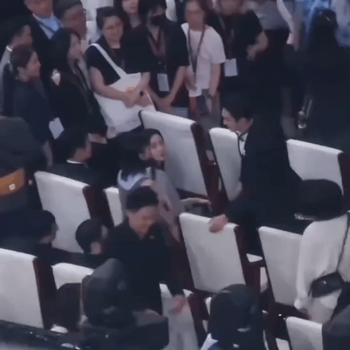 谁能分清这是于适还是蜡像背后叫于适得用捶的也难怪妹妹分不清怀疑眼前是一尊蜡像 
