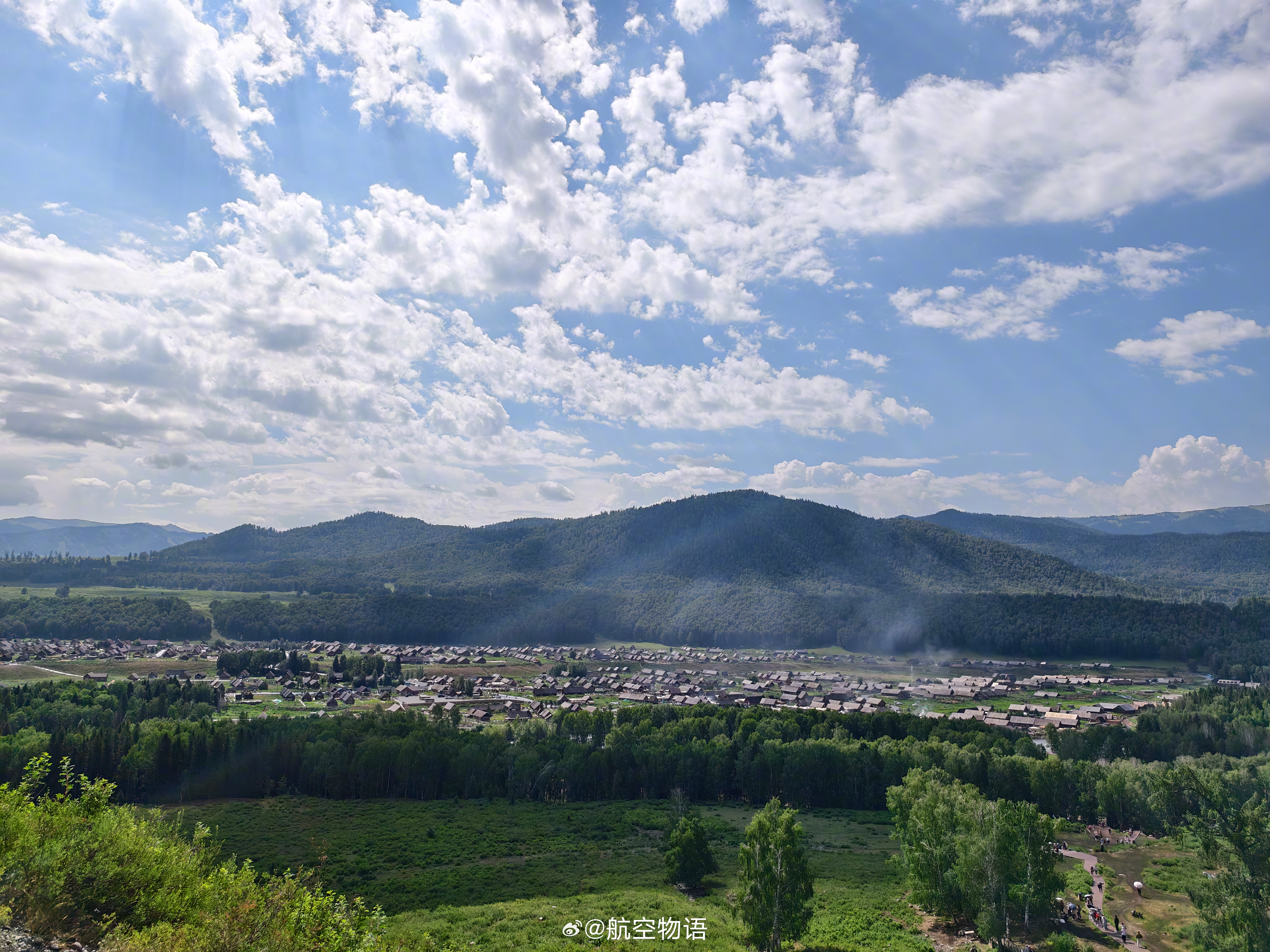 前几天在阿勒泰赶路，晚上住贾登峪，是有印象以来第一次住没有装空调的酒店，但考虑到