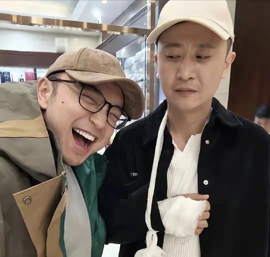 杨帆太“倒霉”被自家咬伤，好兄弟尼格买提上门探望有些幸灾乐祸
央视主持人杨帆最近