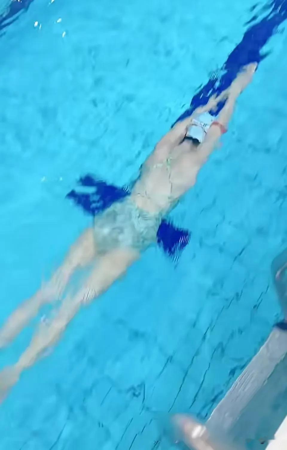借着水做掩护，反复潜水偷袭摸蹭陌生女子大腿！自以为操作隐蔽，谁知全程被监控死死拍