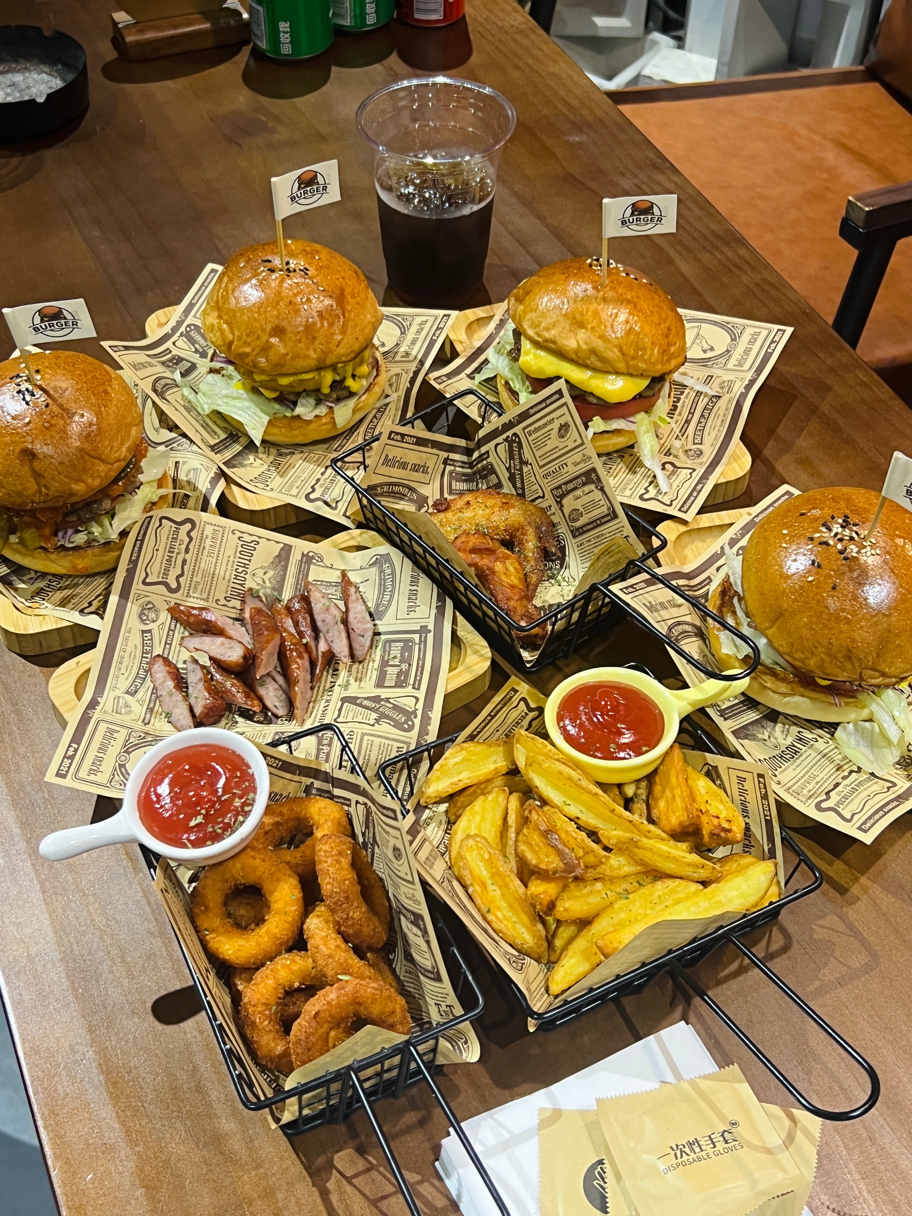 螺蛳粉女孩，静静地看两个汉堡男孩吃了7个汉堡🍔[笑cry][笑cry][笑cr