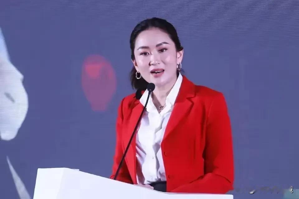 照片中这个穿红衣服的女人真好看，千万不要以为她是娱乐圈中的人，她是泰国新出炉的女
