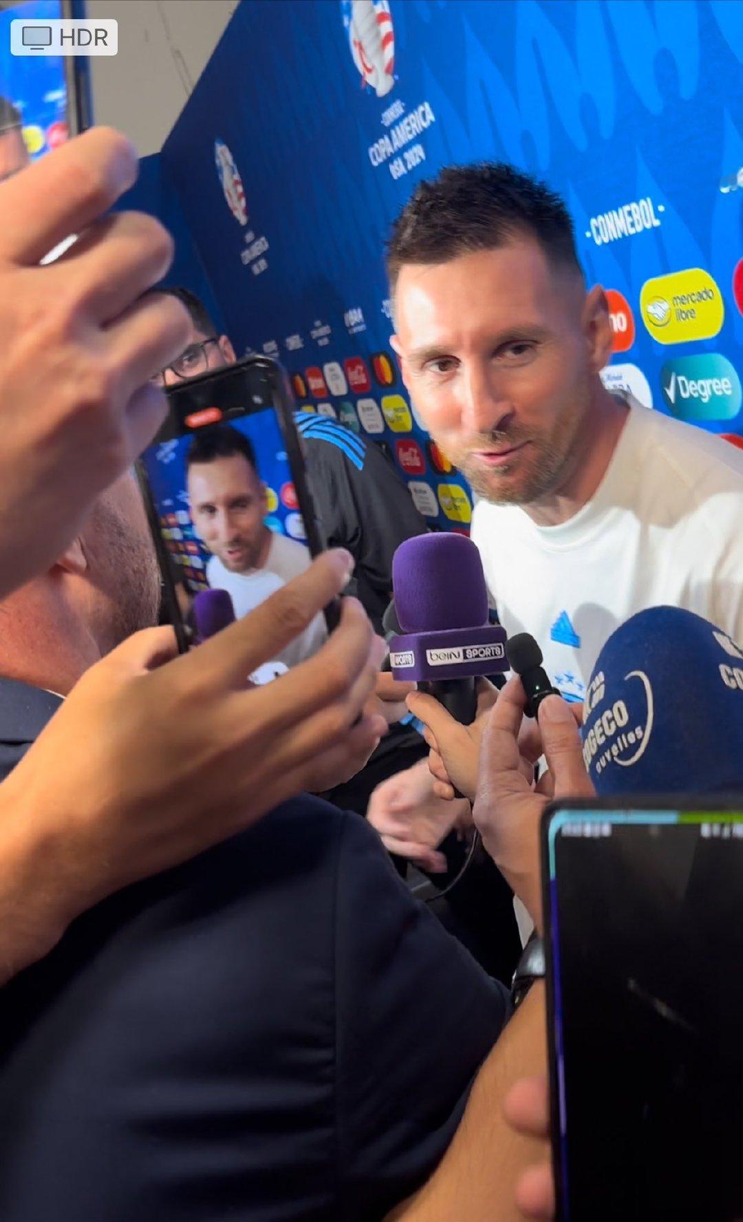 混合采访区的小梅🎙️：”当然，没进球我有点失望。我在禁区里缺乏一点冷静，你总是