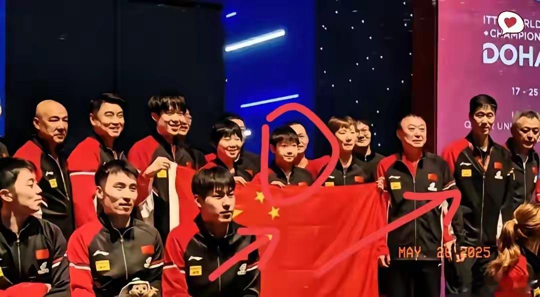 王励勤证明了，领导和领导是不一样的，国乒大合照，王励勤直接一步跨到了边边上！王励