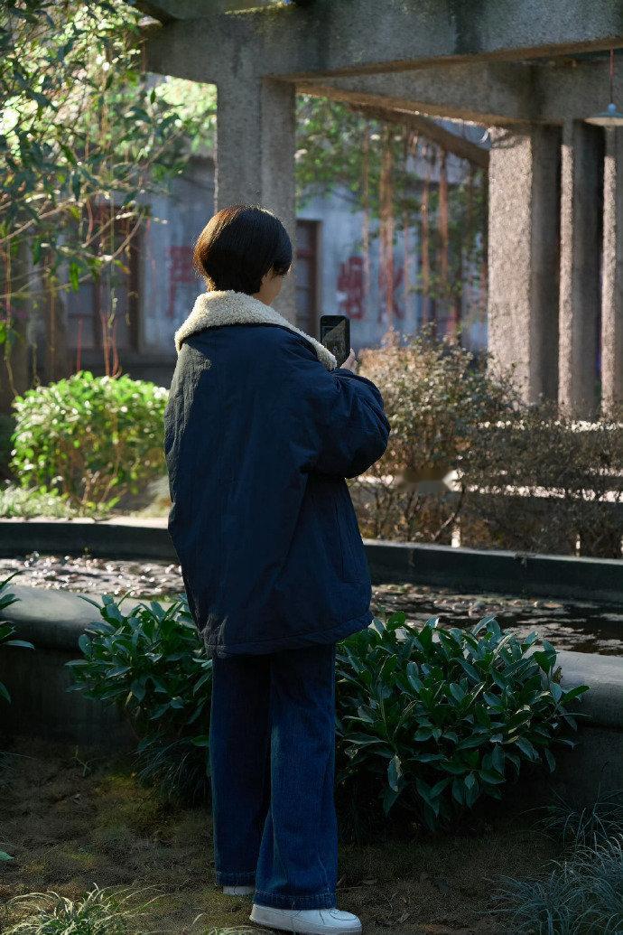 赵丽颖周一捕捉秋萍的屏赵丽颖看这儿笑 周一早安，捕捉一瞬秋萍的屏，哈哈哈哈快放出