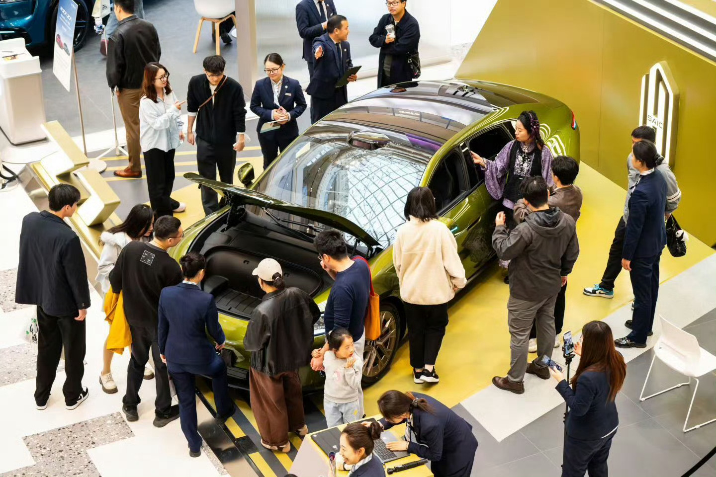 尚界Z7展车到店全是人有一说一，Z7确实好看啊 