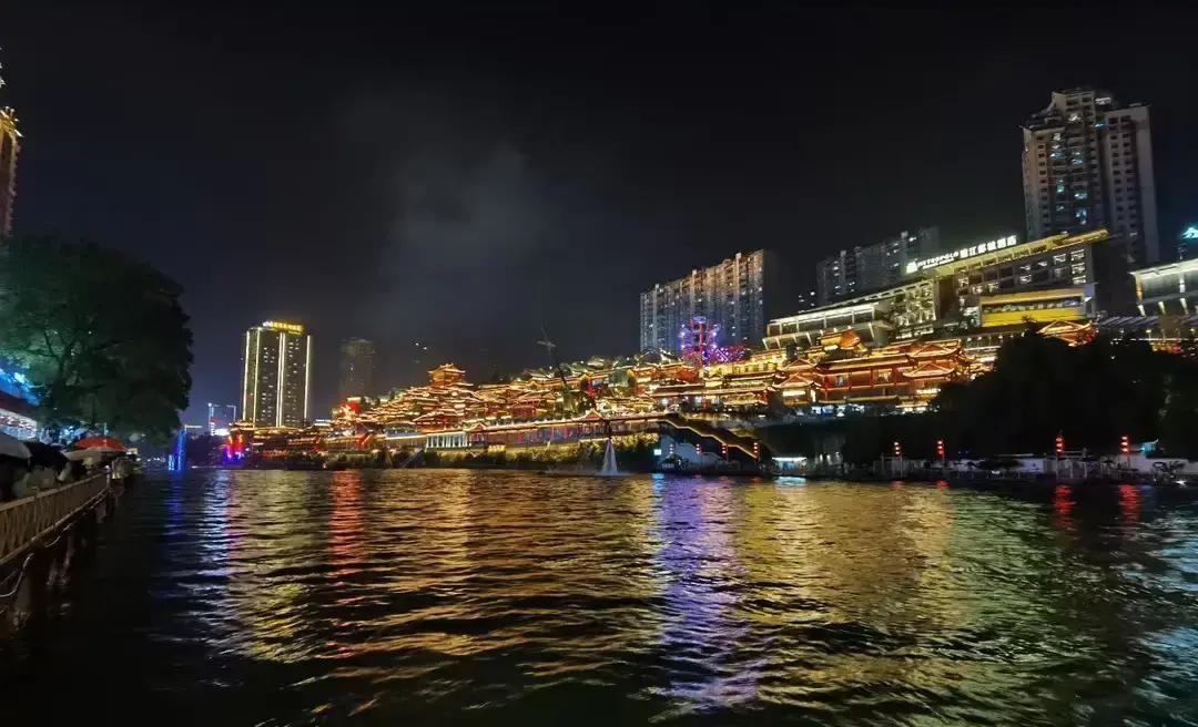 七夕就要到了，她却还一个人。

夜聊相亲群

深夜里，一个91年出生的女老师在相
