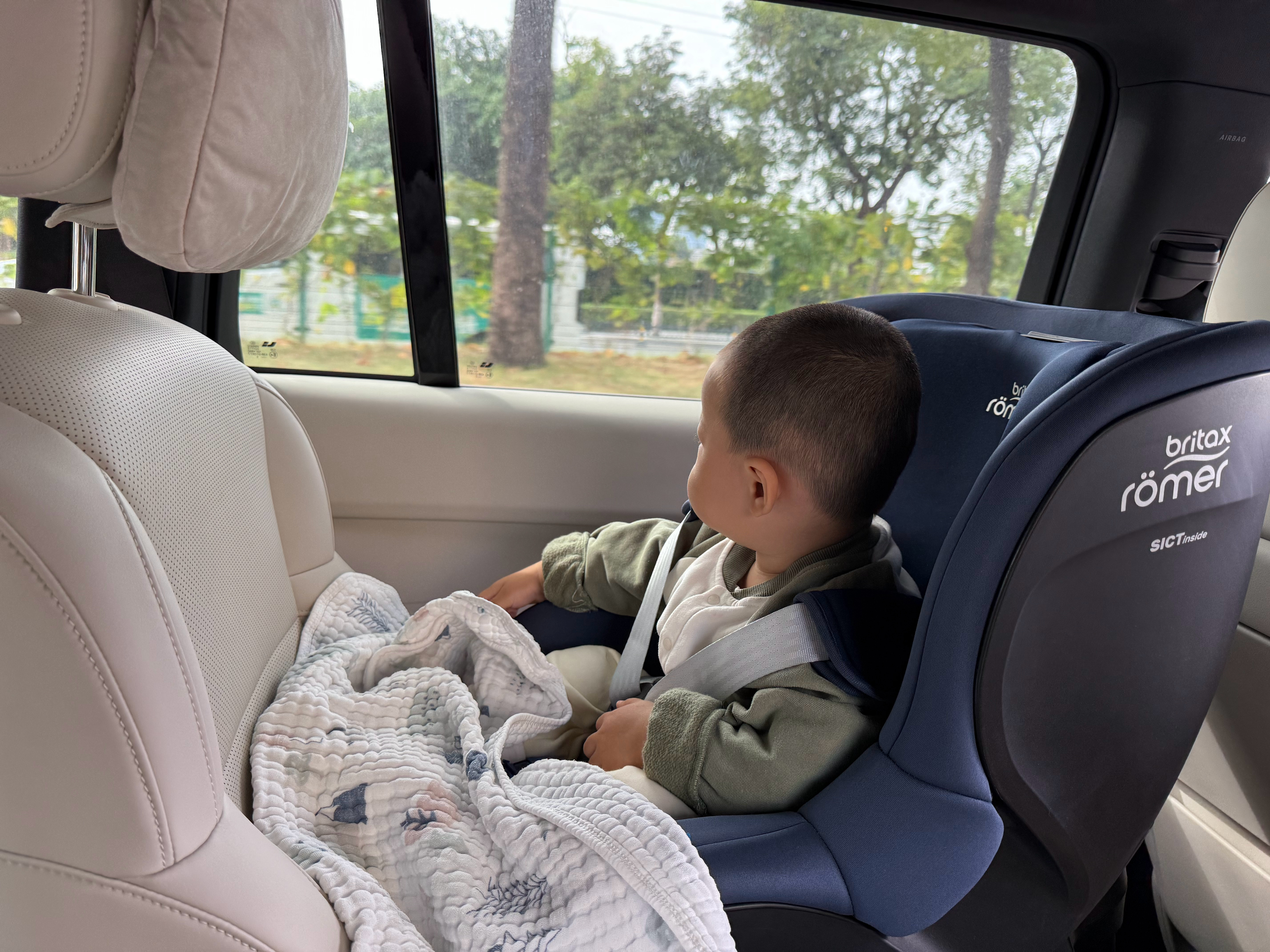 小🧸坐 L9 暂时就两个目的，1. 出去玩儿、去 happy，2. 去医院很想