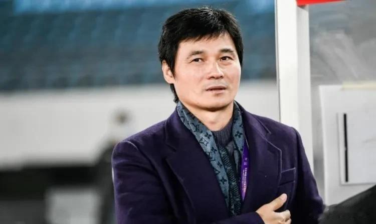 多位足球大V为国足和韩国比赛出谋划策。

前国脚李毅认为国足和韩国男足取分的第一