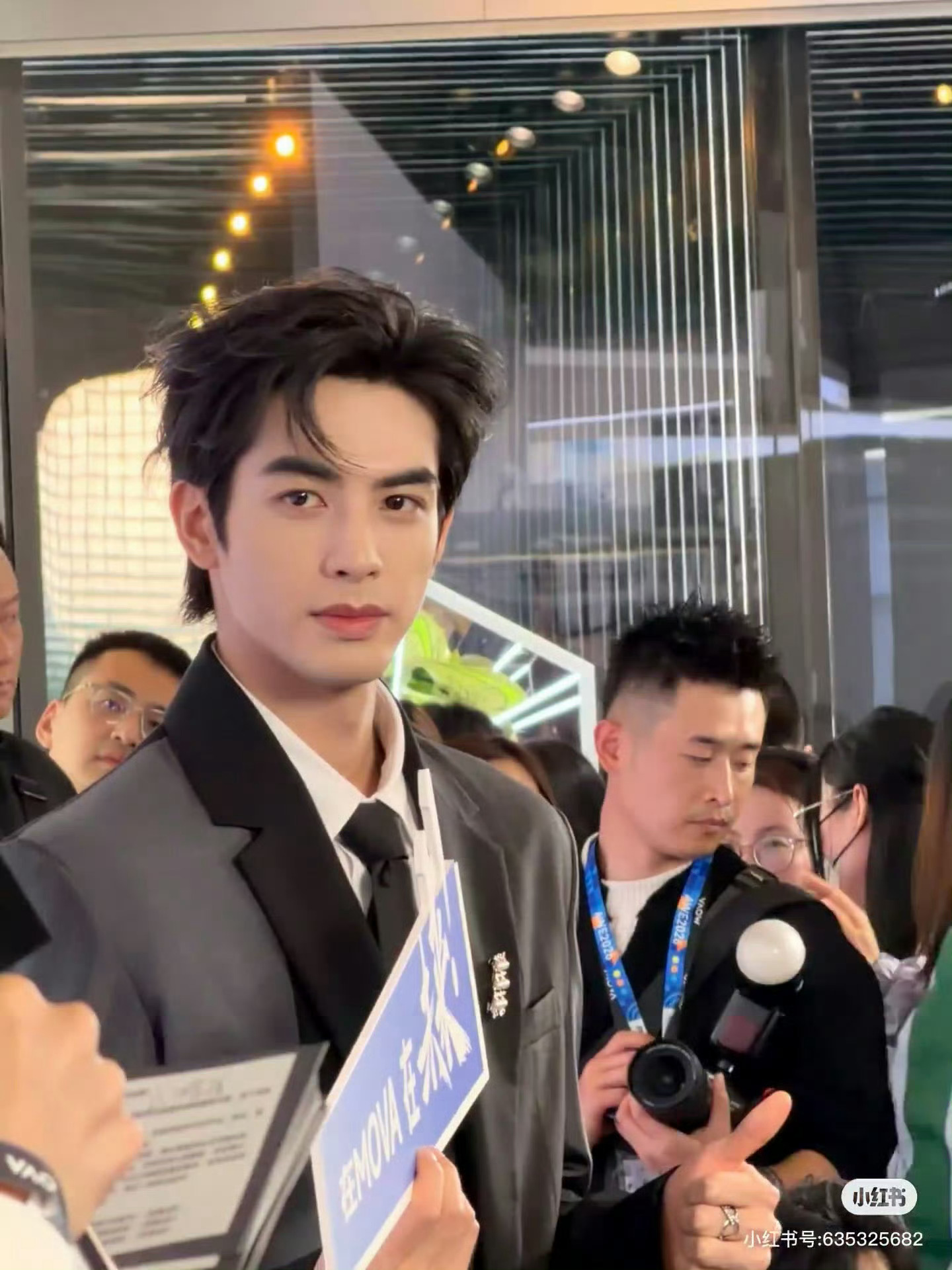 宋威龙线下活动路透，真霸总照进现实，浓颜系帅哥在哪儿都是焦点。 