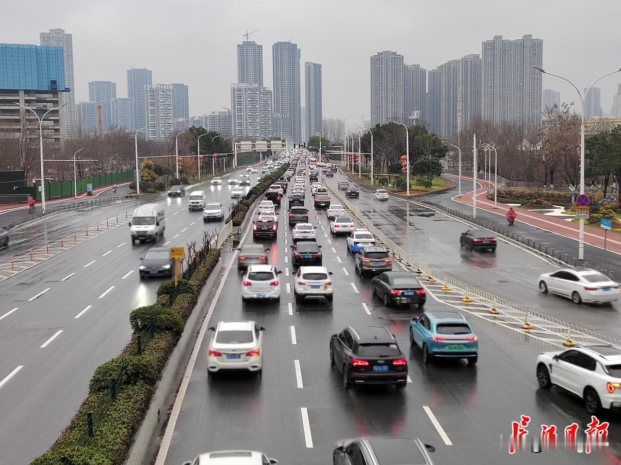今天高考第一天，看着街上那些背着书包、急匆匆赶考的娃娃们，我这心里头也跟着紧张又