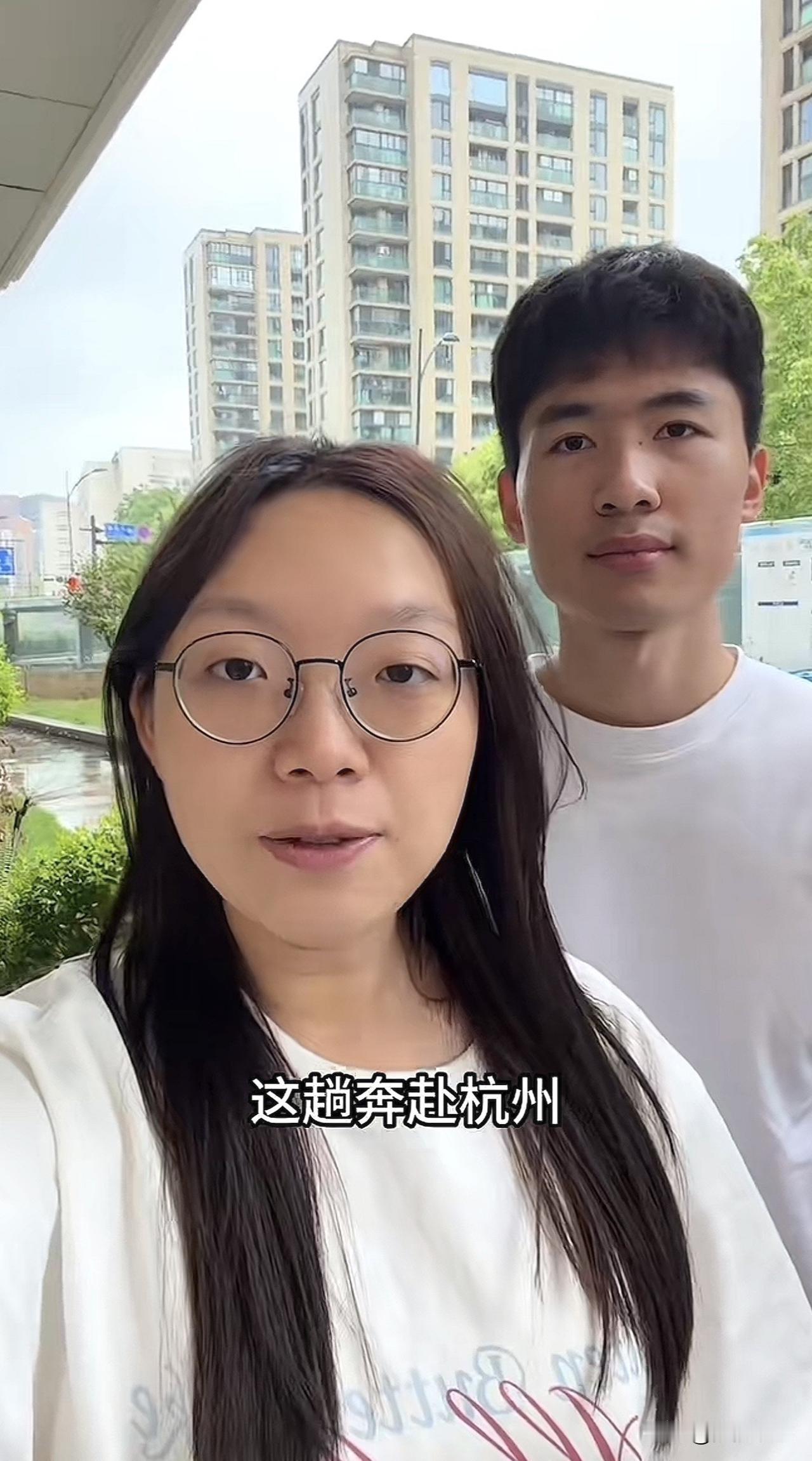 网红圈
也就旭旭宝宝
举办过成功的粉丝见面会，全程粉丝不用花一分钱，吃喝玩乐，而