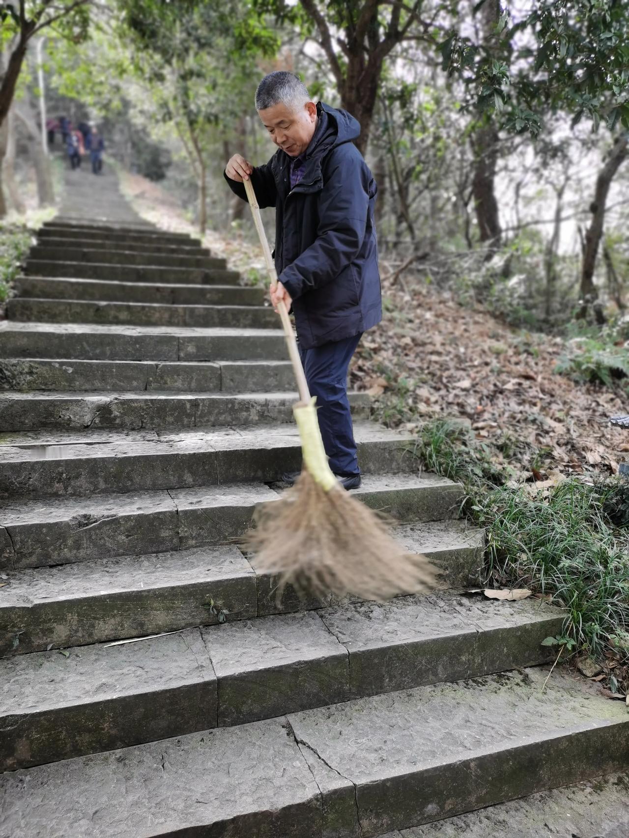 你想开悟吗？请随拾得和老杜一起扫地吧！你的悟性被N多的事物给障蔽了，可以用笤帚把