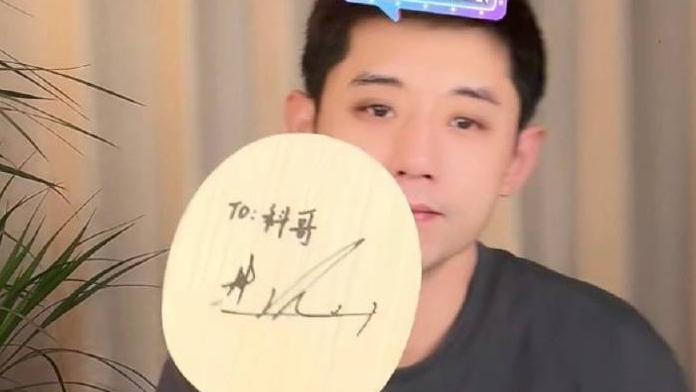 樊振东亲签球拍三剑客人手一份！
小胖对龙、蟒、敖真是不偏不倚，
这就是国乒集体生