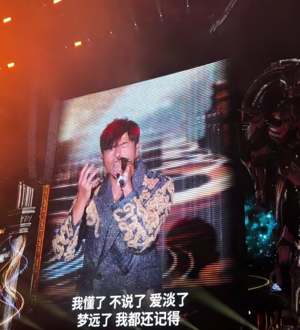 周杰伦给浙江人的世界杯打call了天王助阵，排面拉满！周杰伦在杭州演唱会压轴为吴