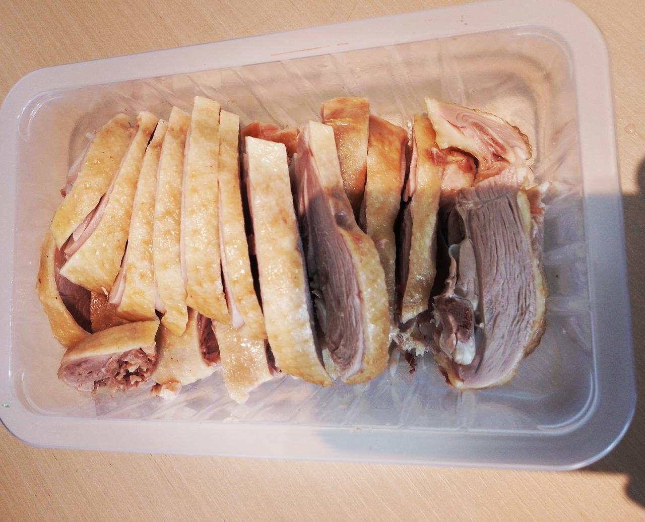 如果你在广州的地铁里面，听到两个男的老人家说：琴晚食的鸡又白又滑，好正啊！食过番