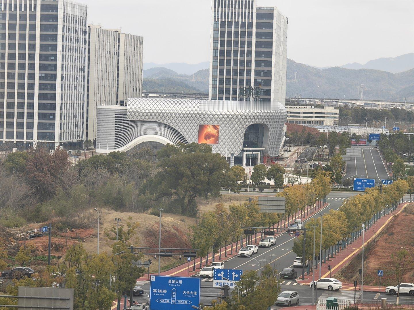 荣耀Magic8系列更新至130版本了。更新有点多呀，我的标准版长焦升至120Ⅹ