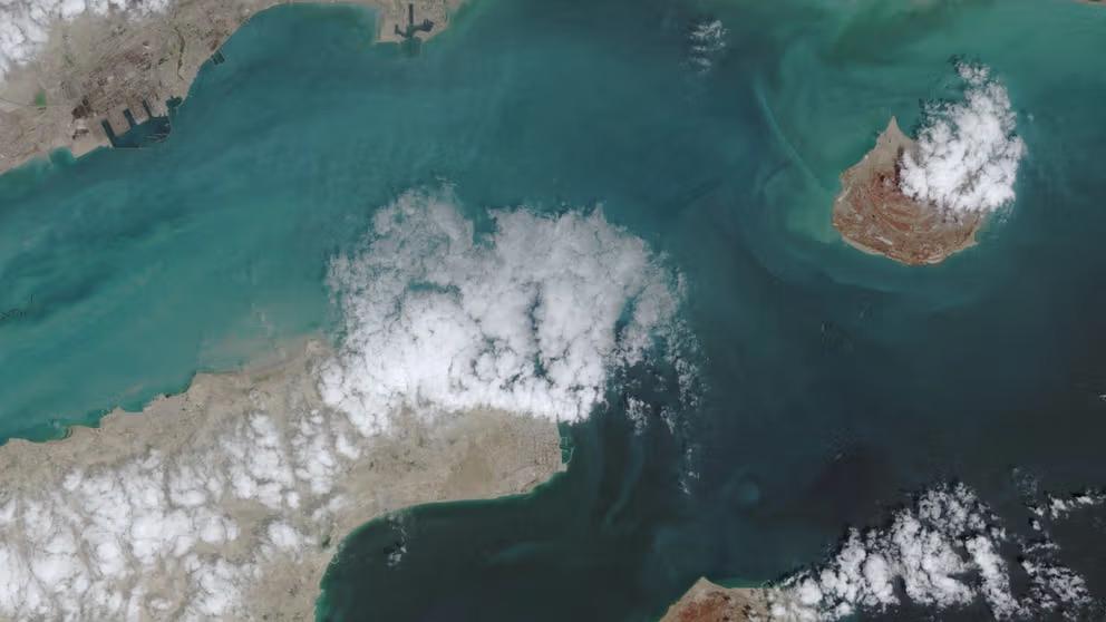 伊朗议员表示，该国已开始向途经霍尔木兹海峡的船只收取过境费，首批收入已上缴中央银