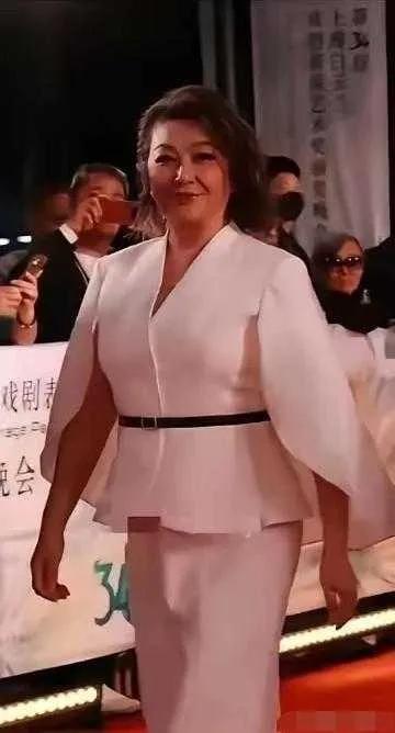 没看到脸会不会误以为是相扑选手