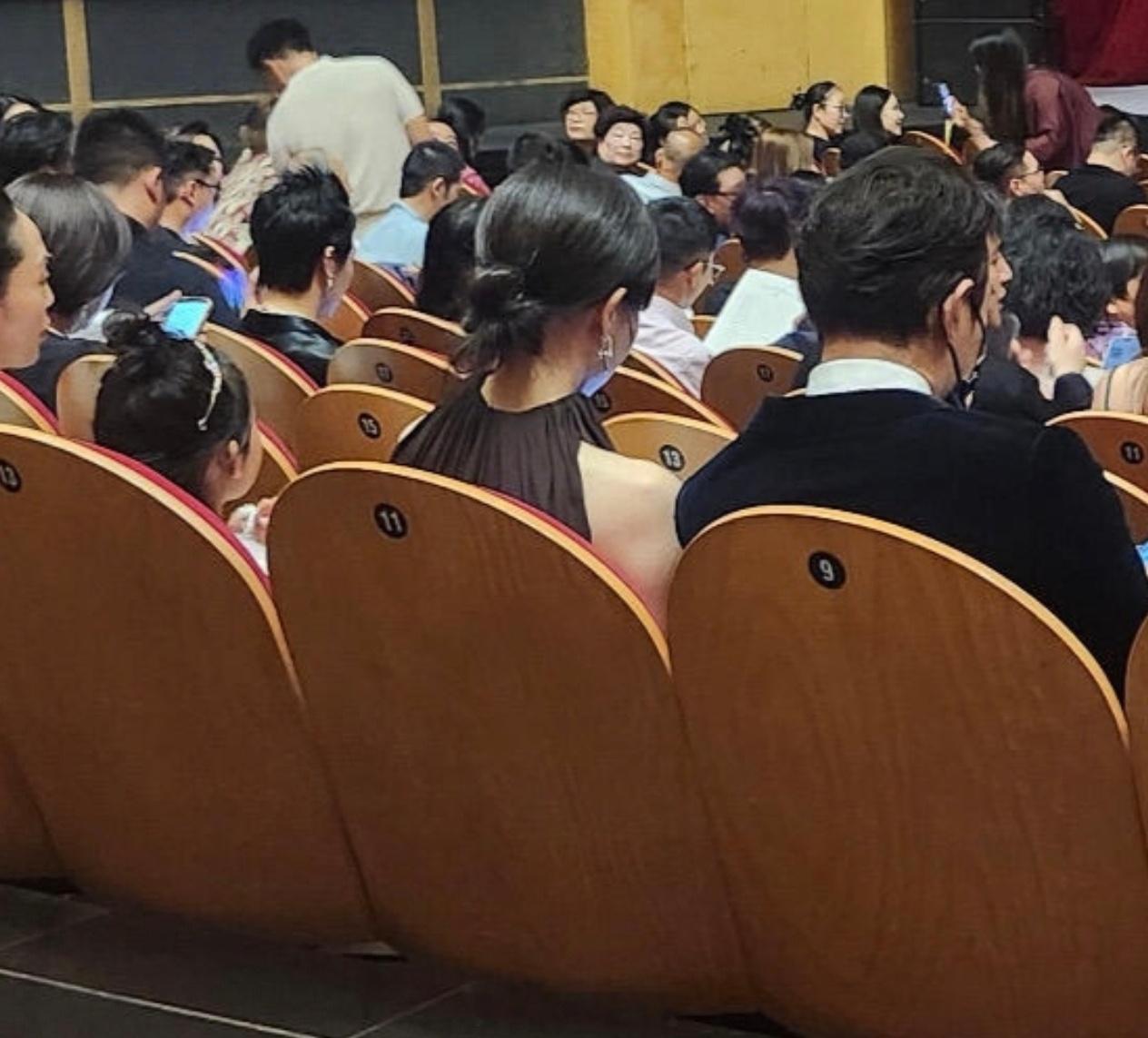 罗晋唐嫣一家三口同框罗晋唐嫣参加女儿学校活动 罗晋唐嫣参加女儿学校活动，看背影一