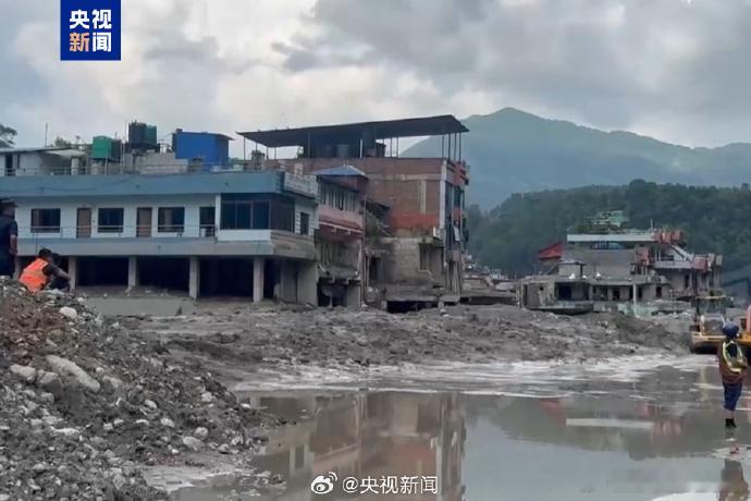 尼泊尔泥石流已致903遇难4247失联 903 人遇难，4247 人失联，一组冰