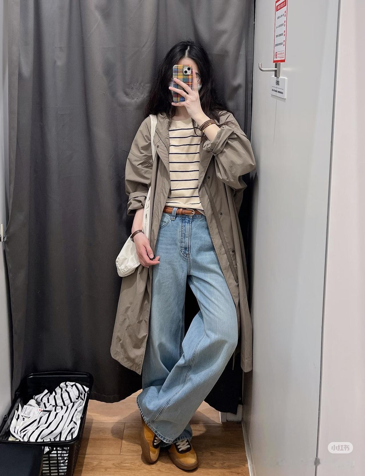 👭优衣库这件Ｔ恤我会一直夸～好适合夏天呀！
摸到手就秒试穿的一件，很柔软轻薄面